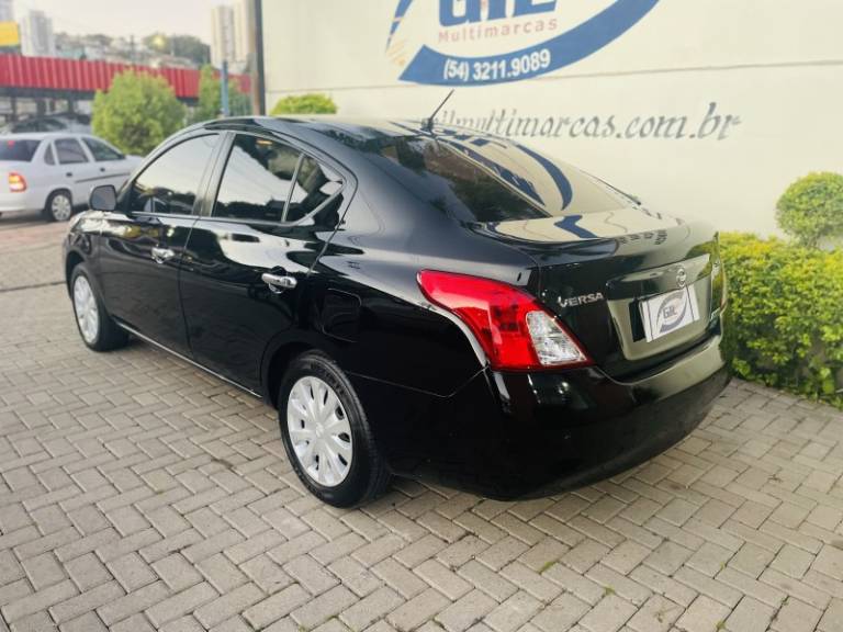 NISSAN - VERSA - 2013/2013 - Preta - R$ 38.900,00