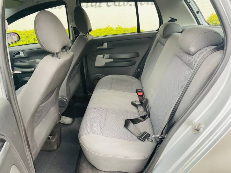 VOLKSWAGEN - FOX - 2010/2010 - Prata - R$ 28.500,00