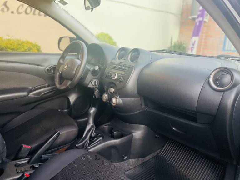 NISSAN - VERSA - 2013/2013 - Preta - R$ 38.900,00