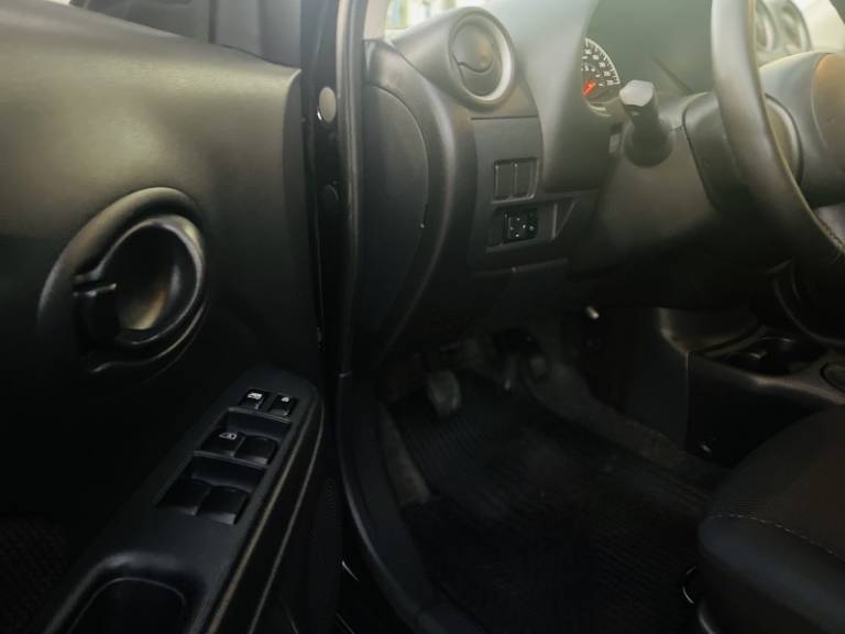 NISSAN - VERSA - 2013/2013 - Preta - R$ 38.900,00