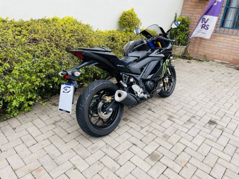 YAMAHA - YZF - 2022/2022 - Preta - R$ 32.900,00