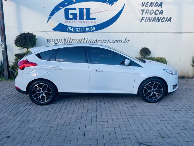 FORD - FOCUS - 2016/2016 - Branca - R$ 63.900,00