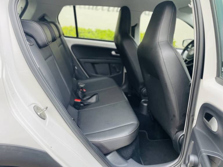 VOLKSWAGEN - UP - 2018/2018 - Branca - R$ 63.900,00